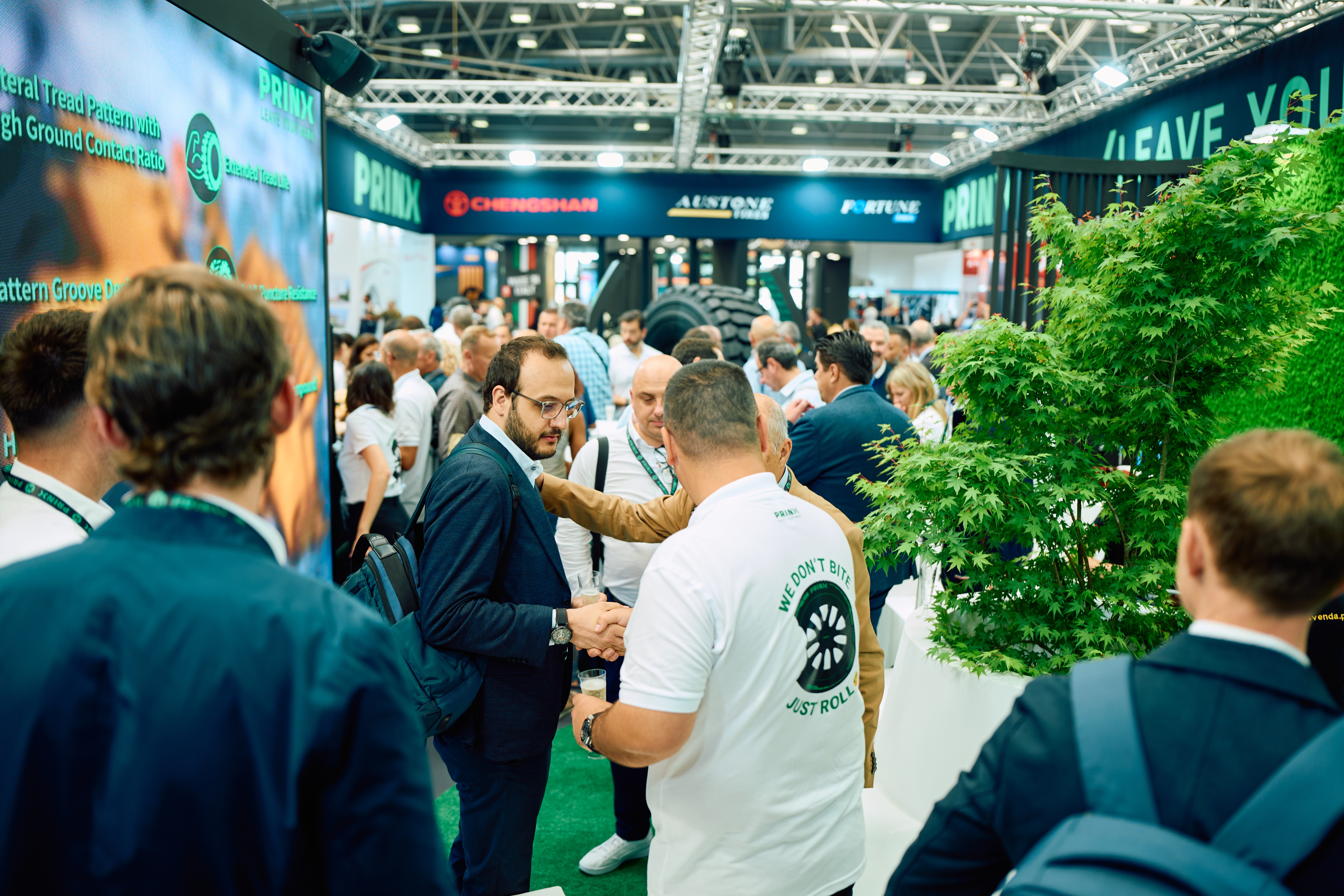 尊龙中国亮相意大利博洛尼亚汽配展，多款新品齐登场